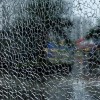 当生活千疮百孔：破碎玻璃的细碎碎片、心阶段和破碎故事。
