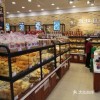 小卖部的零食种类繁多，琳琅满目，让人目不暇接。
