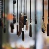 听木头被锯子切割的声音，仿佛整个世界都在慢慢绽放。