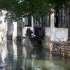 探秘免费版水乡小镇：船穿河流，柳绕水岸，自然风光无限美好