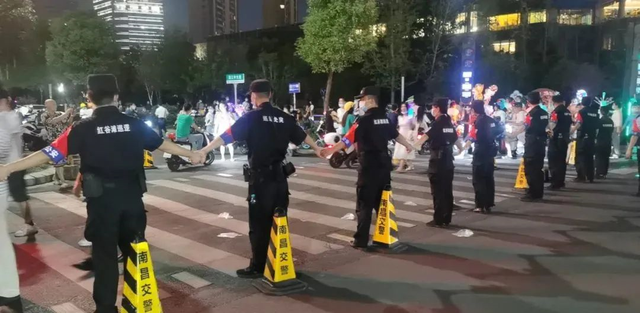 大高个跑起来最简单三个例子：挤地铁、碰顶灯、冲过人墙。