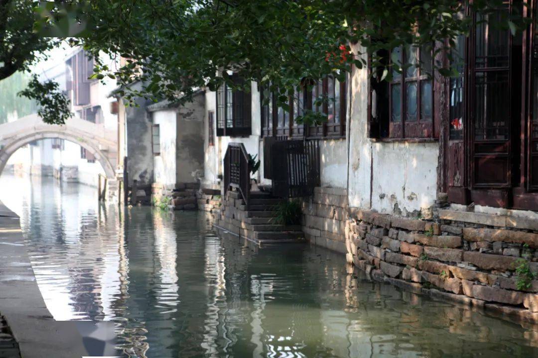 探秘免费版水乡小镇：船穿河流，柳绕水岸，自然风光无限美好