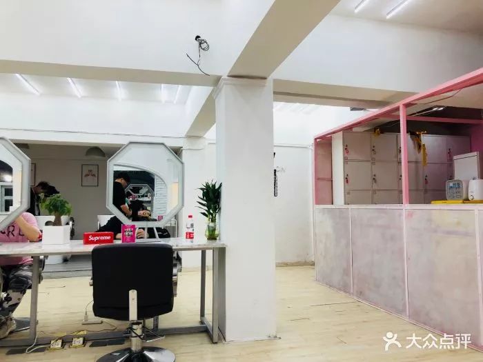 托尼美发店最出名的三个地方：服务质量高、时尚潮流、技术专业化