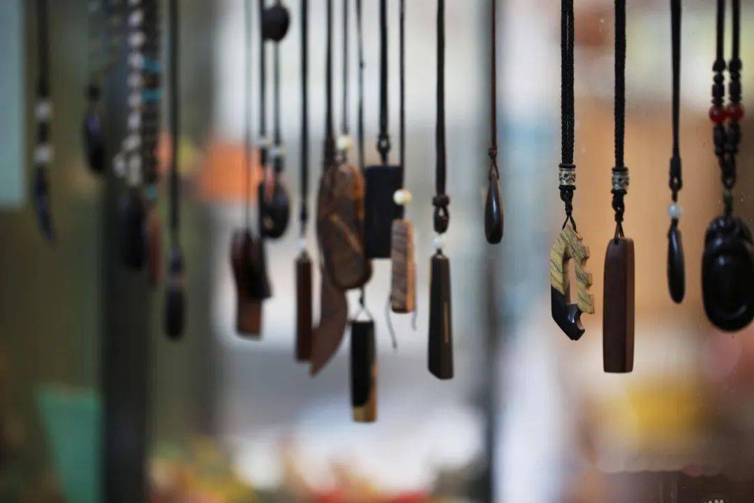 听木头被锯子切割的声音，仿佛整个世界都在慢慢绽放。