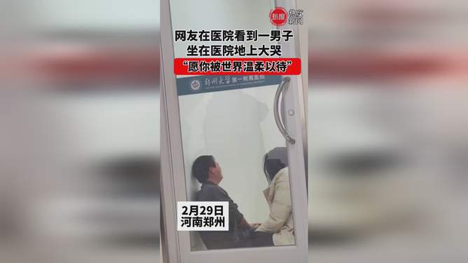 他细心地用手为她擦拭伤口上的药膏，温柔的动作让她感受到了无限的关怀和温暖。