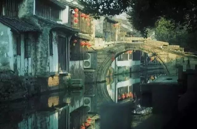 水乡小镇破解版无限建造：探索无限可能的建筑世界