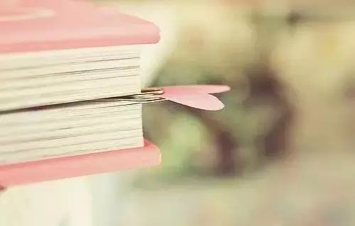 “木头在摩擦时发出吱吱的声音，仿佛在诉说着岁月沉淀下的故事”