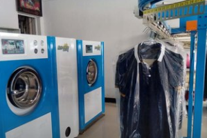 外送洗衣是指由洗衣店或洗衣服务企业将洗衣服务送到客户家门口的便利服务。